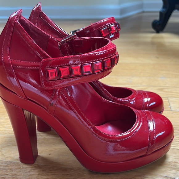 DKNY size 8. Beautiful shoes. I only wore once.Made in Italy. - Picture 3 of 8